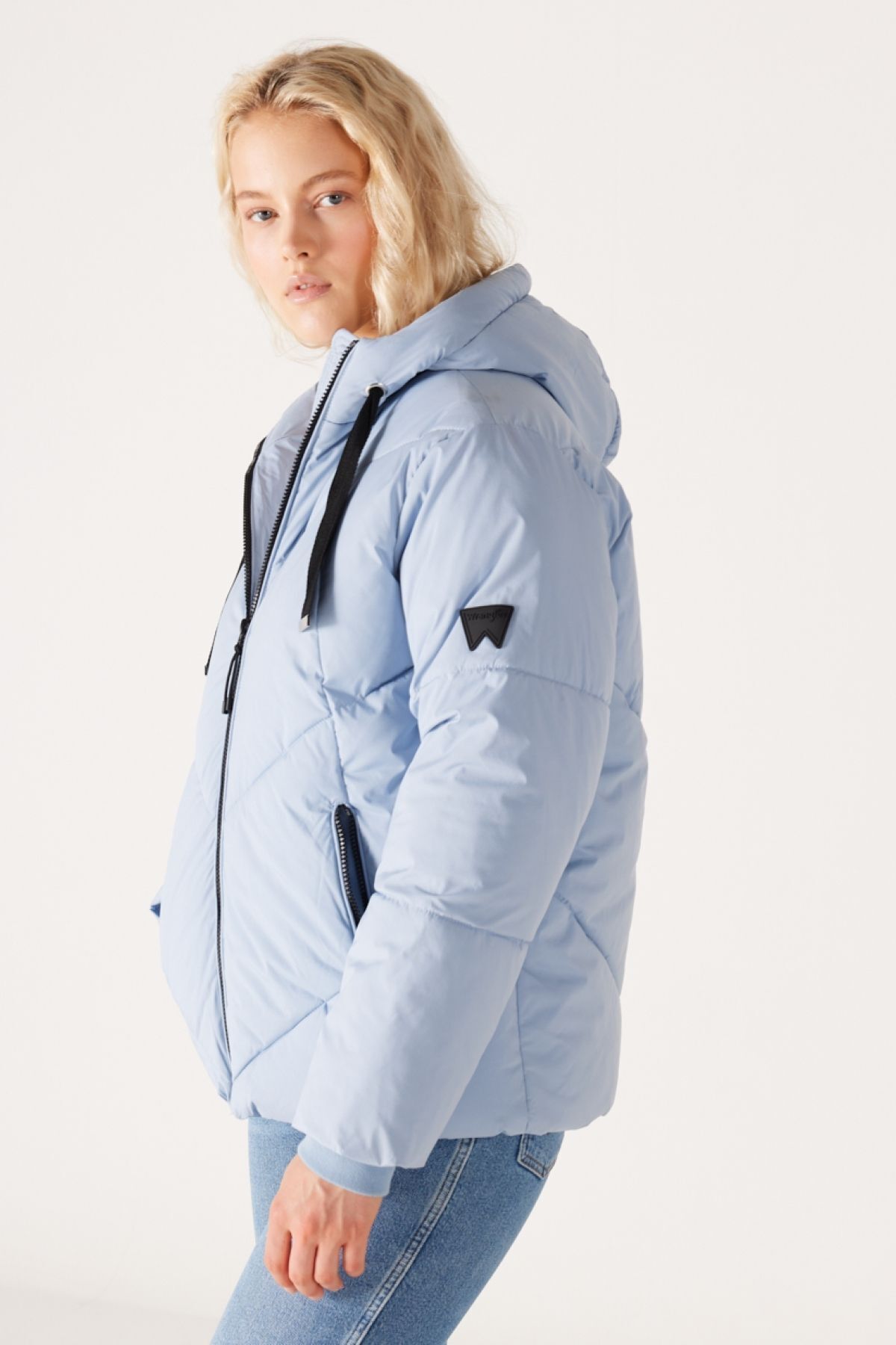 Loose Fit Rahat Kesim Kapüşonlu Açık Mavi Şişme Mont Loose Fit Rahat Kesim Kapüşonlu Açık Mavi Şişme Mont