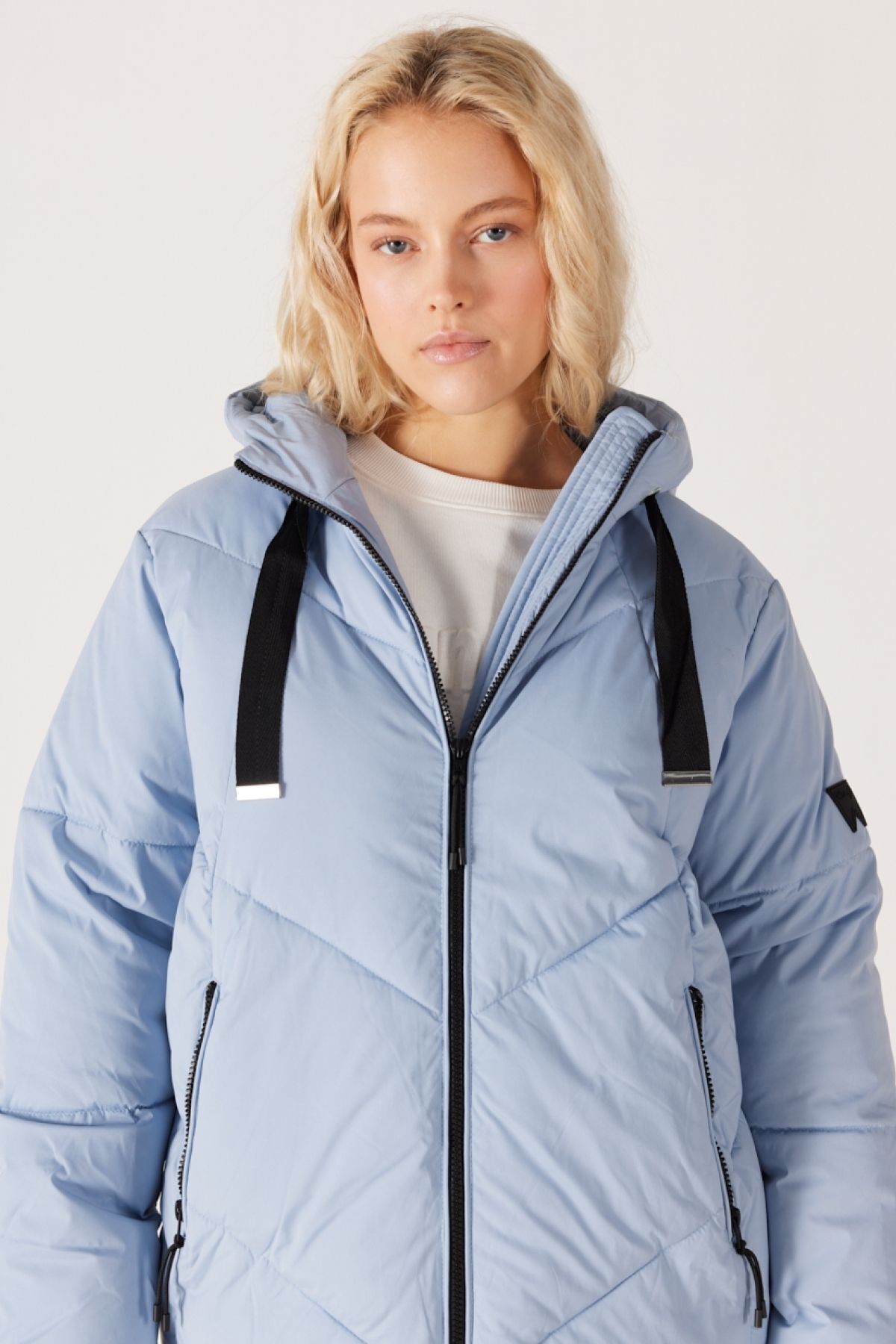 Loose Fit Rahat Kesim Kapüşonlu Açık Mavi Şişme Mont Loose Fit Rahat Kesim Kapüşonlu Açık Mavi Şişme Mont