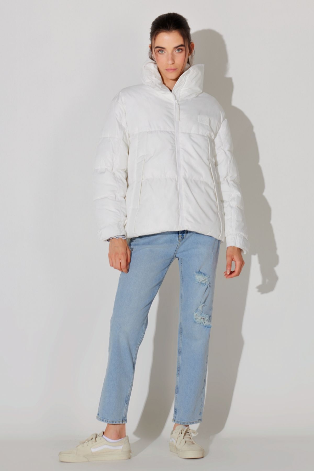 Loose Fit Rahat Kesim Dik Yaka Beyaz Şişme Mont Loose Fit Rahat Kesim Dik Yaka Beyaz Şişme Mont