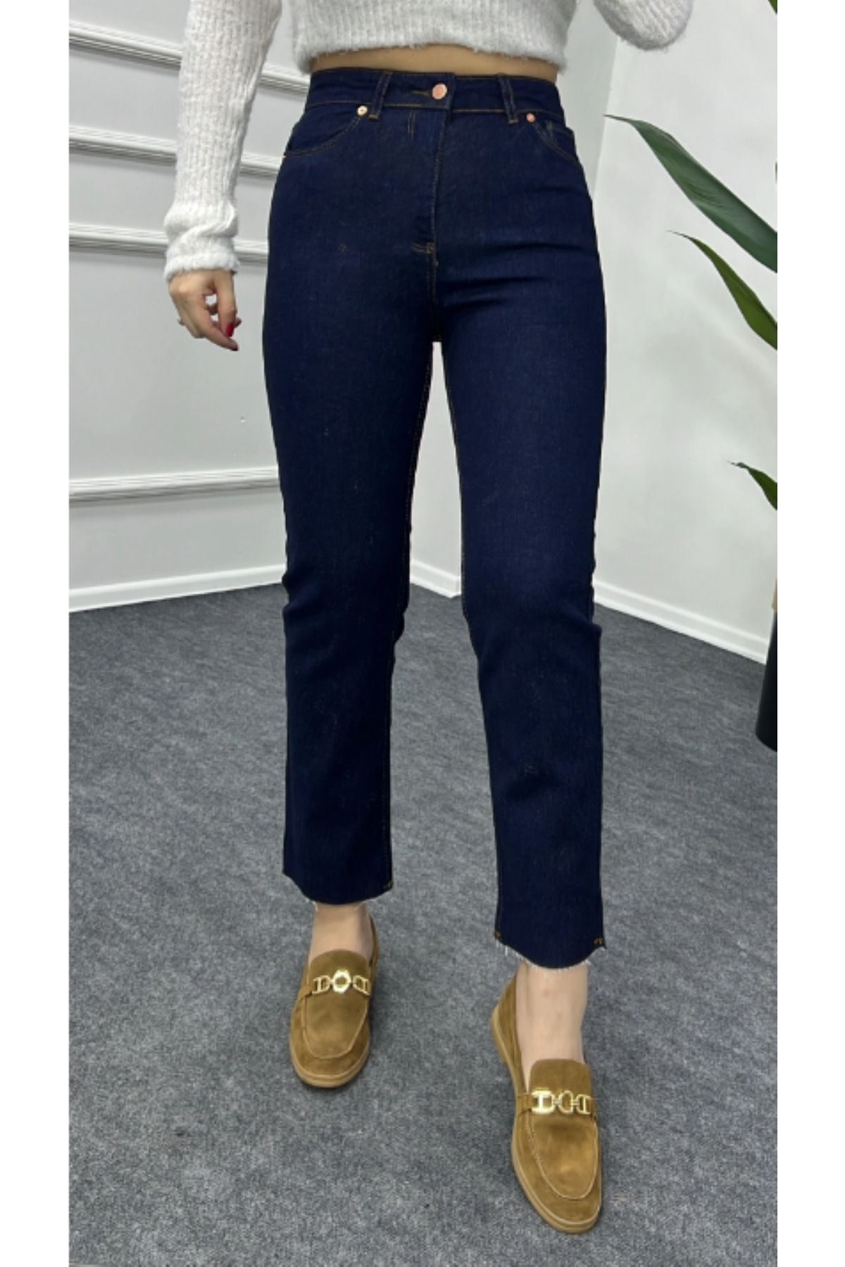 Ultra Yüksek Bel Dar Kalıp Likrasız Koyu Mavi Kesik Paça Model Boyfıt Jean Ultra Yüksek Bel Dar Kalıp Likrasız Koyu Mavi Kesik Paça Model Boyfıt Jean