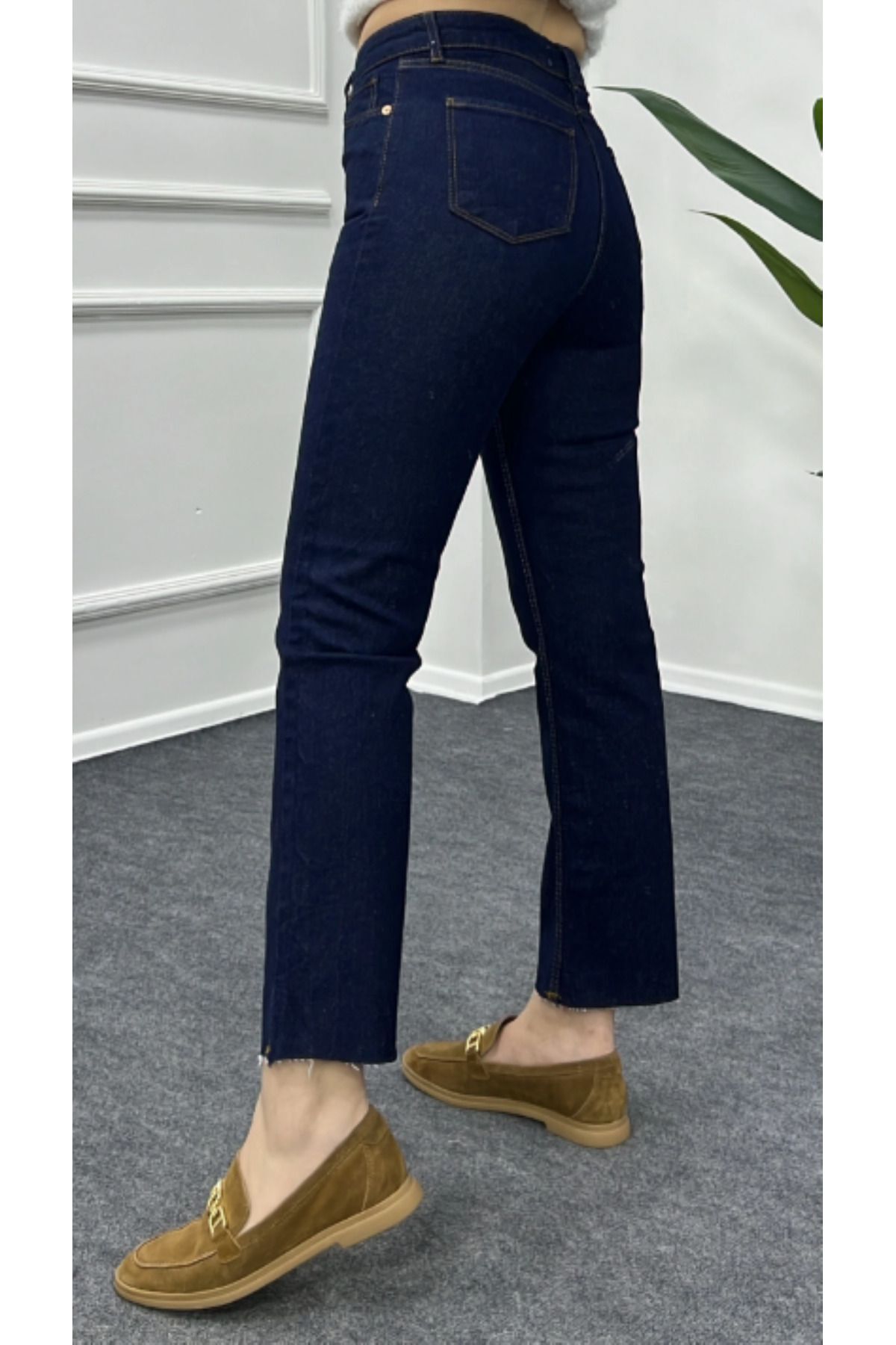 Ultra Yüksek Bel Dar Kalıp Likrasız Koyu Mavi Kesik Paça Model Boyfıt Jean Ultra Yüksek Bel Dar Kalıp Likrasız Koyu Mavi Kesik Paça Model Boyfıt Jean