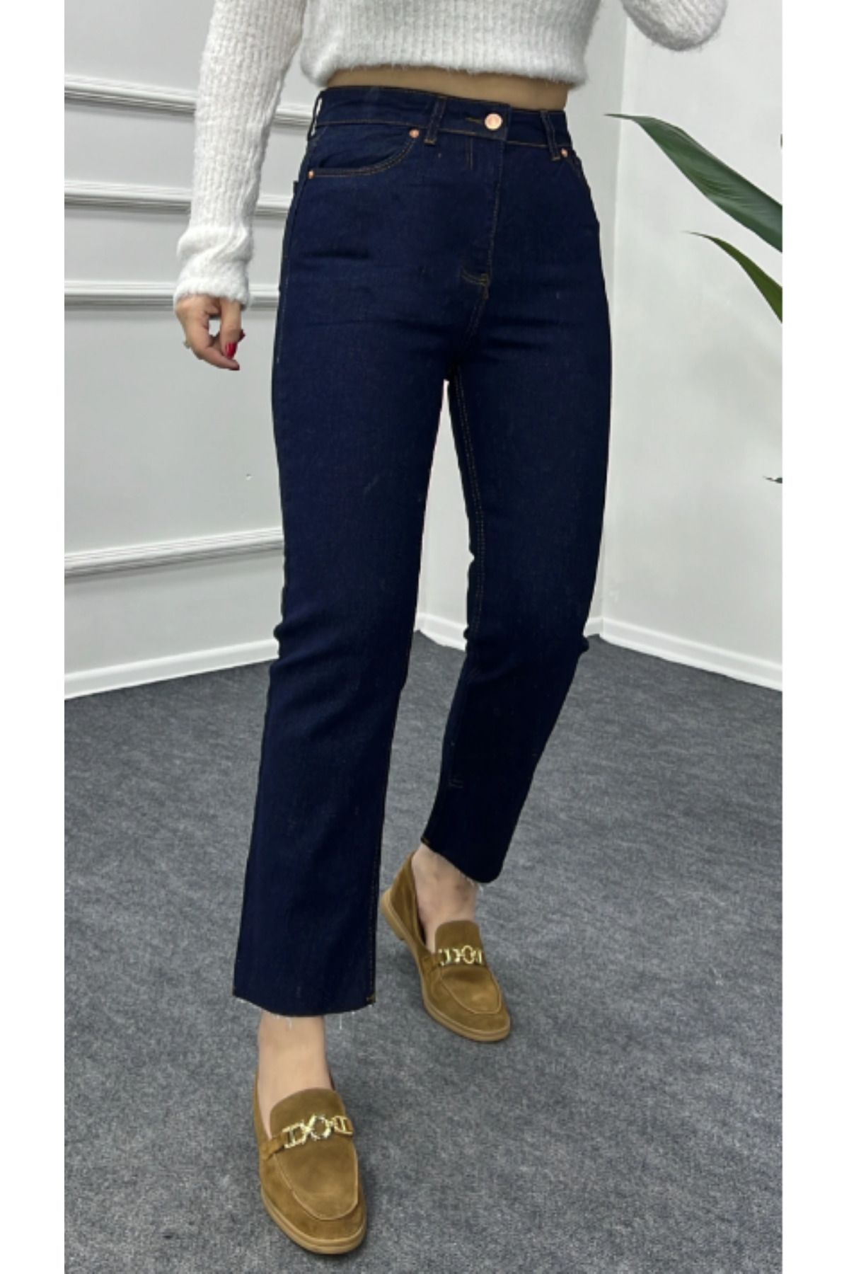 Ultra Yüksek Bel Dar Kalıp Likrasız Koyu Mavi Kesik Paça Model Boyfıt Jean Ultra Yüksek Bel Dar Kalıp Likrasız Koyu Mavi Kesik Paça Model Boyfıt Jean