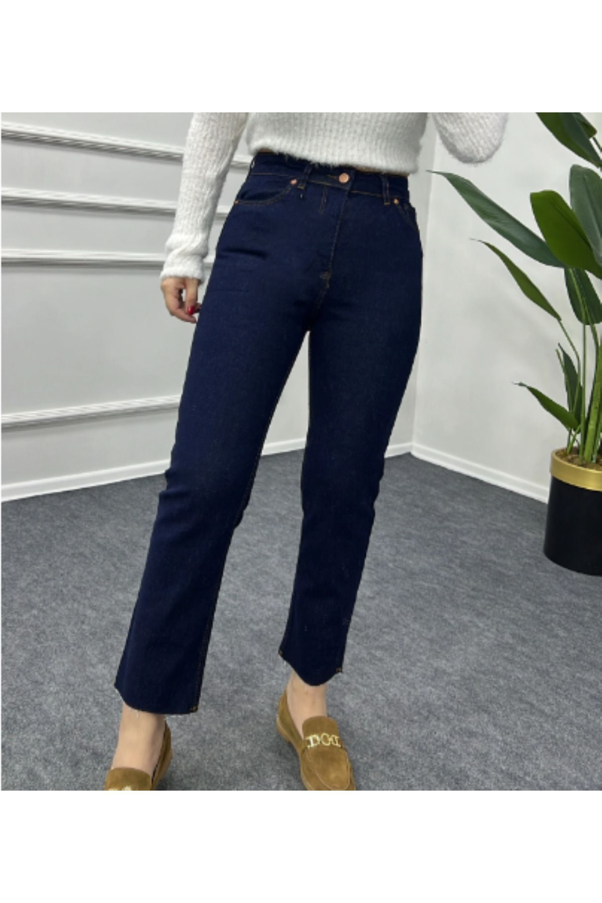 Ultra Yüksek Bel Dar Kalıp Likrasız Koyu Mavi Kesik Paça Model Boyfıt Jean Ultra Yüksek Bel Dar Kalıp Likrasız Koyu Mavi Kesik Paça Model Boyfıt Jean