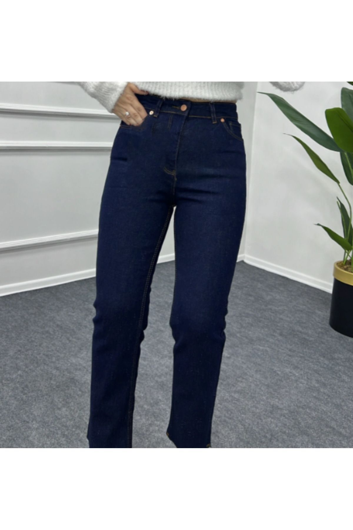 Ultra Yüksek Bel Dar Kalıp Likrasız Koyu Mavi Kesik Paça Model Boyfıt Jean Ultra Yüksek Bel Dar Kalıp Likrasız Koyu Mavi Kesik Paça Model Boyfıt Jean