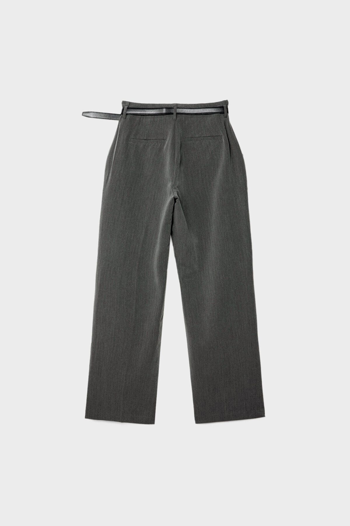 Kemerli ve dökümlü straight fit kumaş pantolon Kemerli ve dökümlü straight fit kumaş pantolon