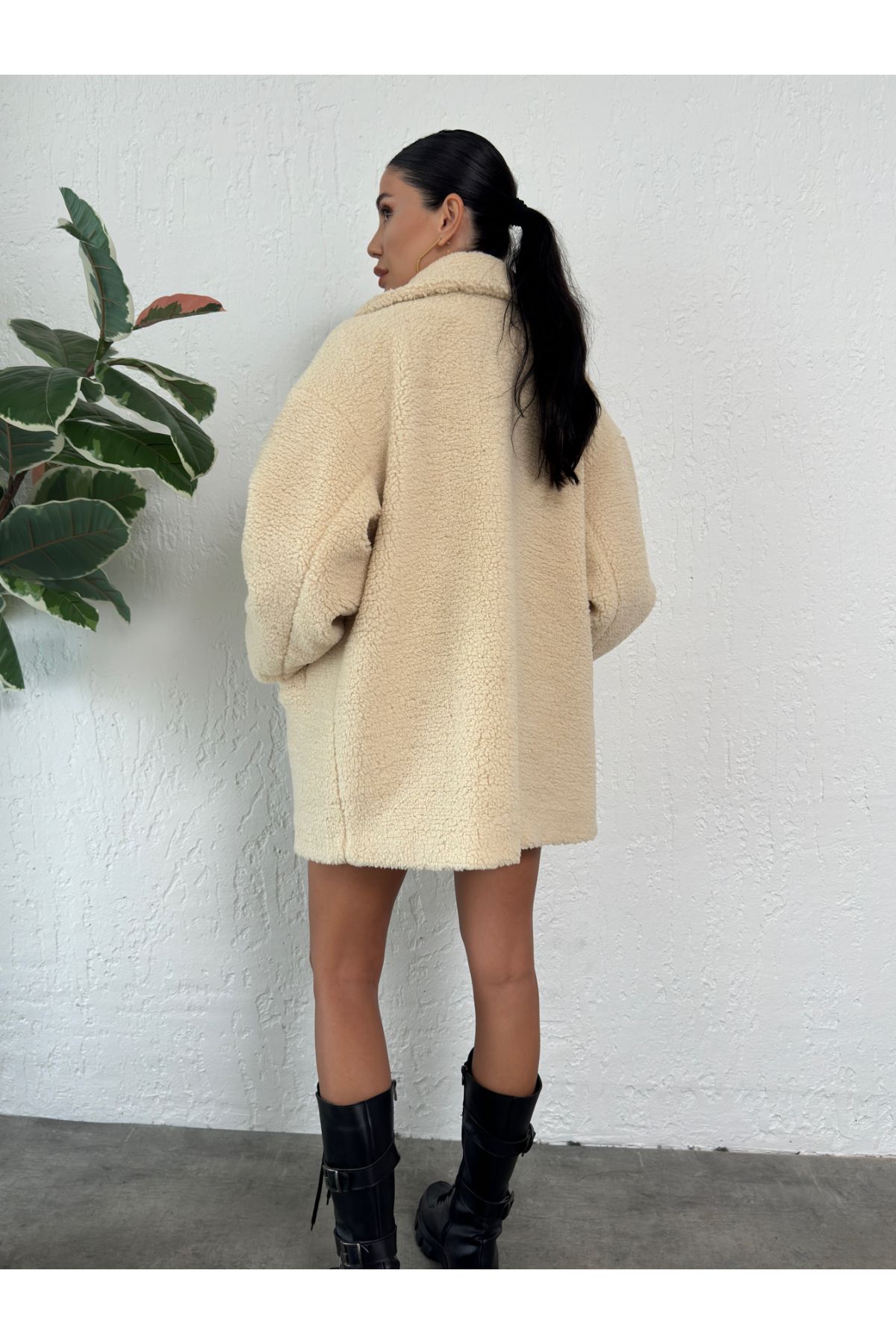 Kruvaze Yaka Çift Cepli Kapamasız Oversize Bej Kadın Peluş Ceket Kruvaze Yaka Çift Cepli Kapamasız Oversize Bej Kadın Peluş Ceket