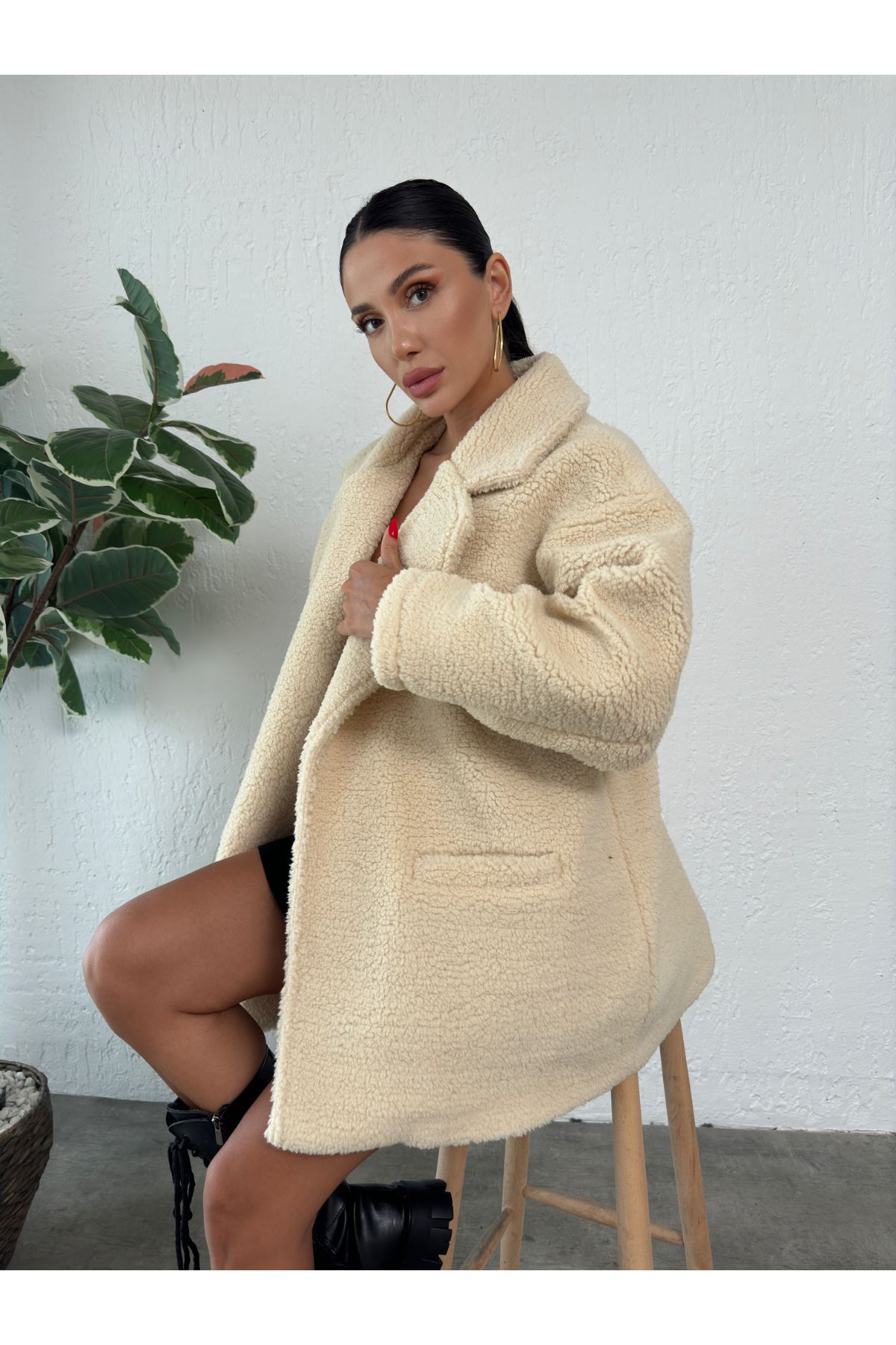 Kruvaze Yaka Çift Cepli Kapamasız Oversize Bej Kadın Peluş Ceket Kruvaze Yaka Çift Cepli Kapamasız Oversize Bej Kadın Peluş Ceket