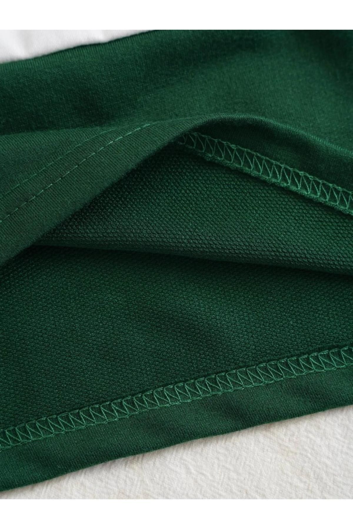 Kadın Yeşil Çizgili NY Baskılı Fermuarlı Polo Yaka Oversize T-shirt Kadın Yeşil Çizgili NY Baskılı Fermuarlı Polo Yaka Oversize T-shirt