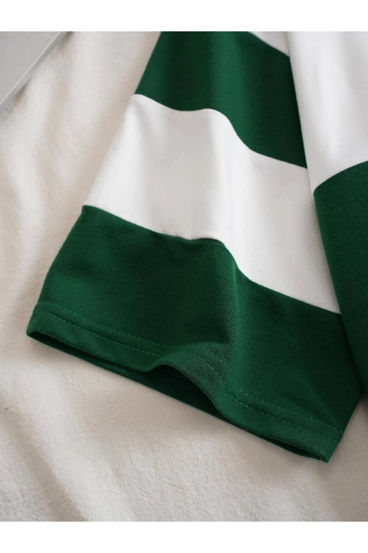 Kadın Yeşil Çizgili NY Baskılı Fermuarlı Polo Yaka Oversize T-shirt Kadın Yeşil Çizgili NY Baskılı Fermuarlı Polo Yaka Oversize T-shirt
