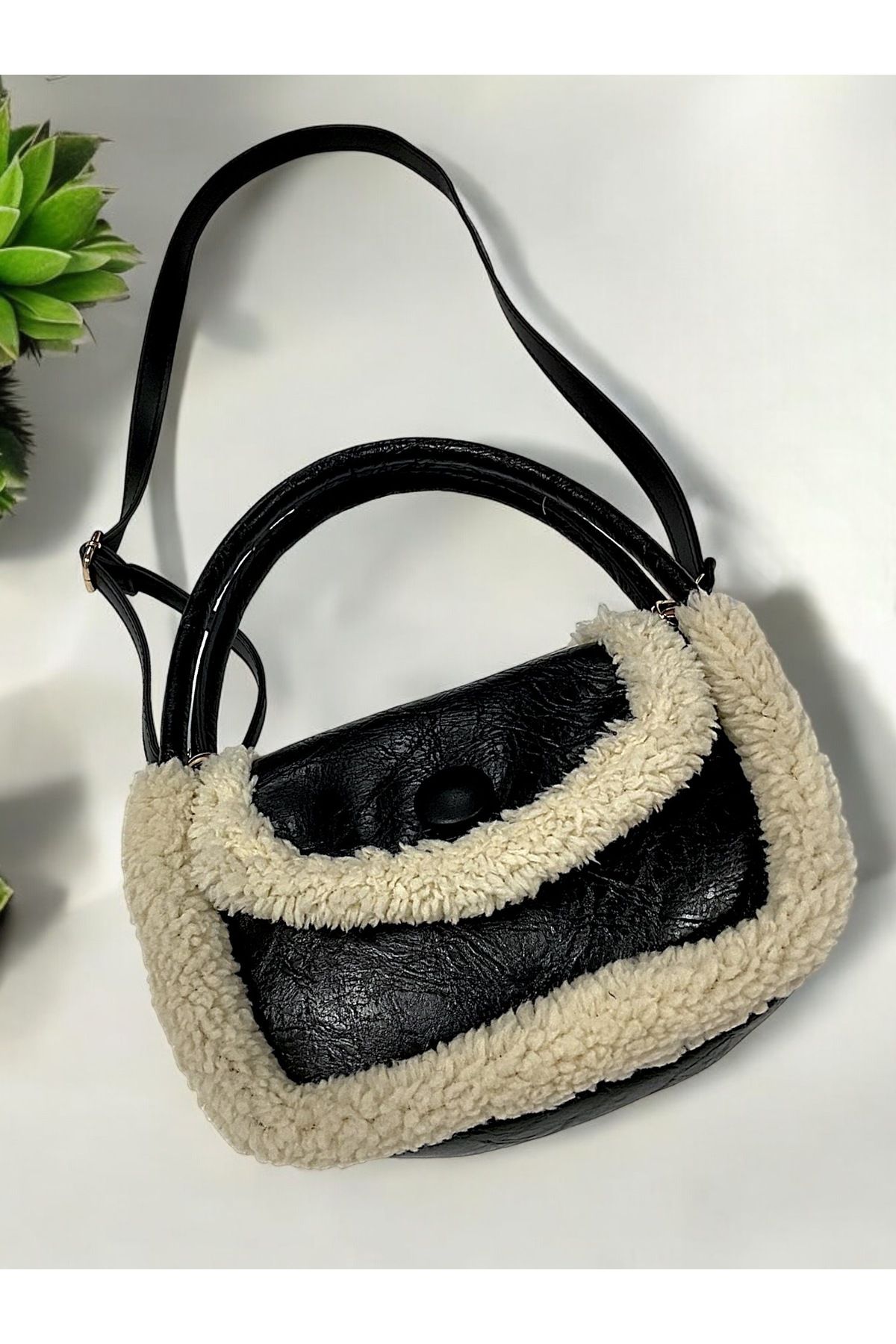 Kadın siyah peluş detaylı tasarım baget çanta Kadın siyah peluş detaylı tasarım baget çanta
