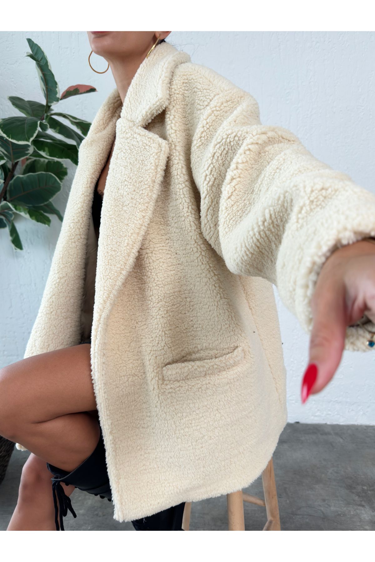 Kruvaze Yaka Çift Cepli Kapamasız Oversize Bej Kadın Peluş Ceket Kruvaze Yaka Çift Cepli Kapamasız Oversize Bej Kadın Peluş Ceket