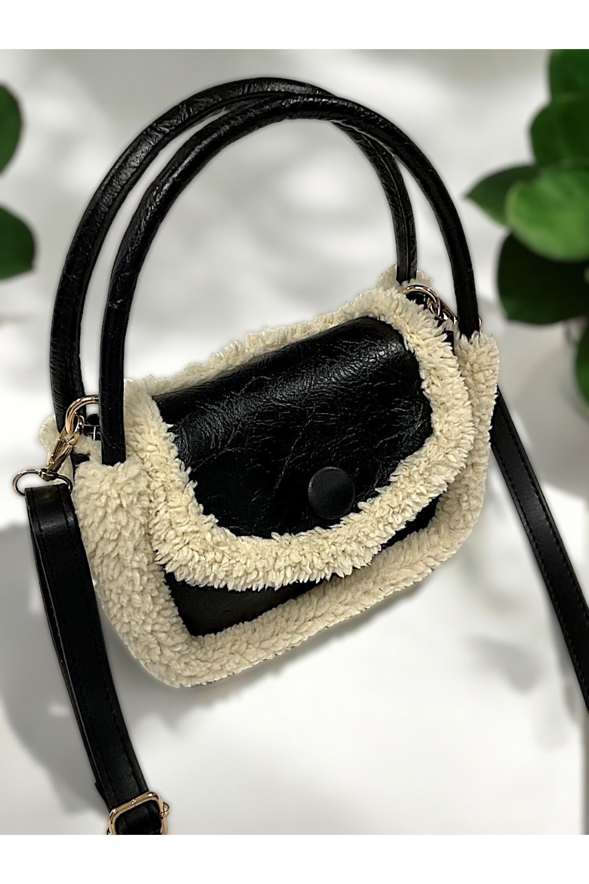 Kadın siyah peluş detaylı tasarım baget çanta Kadın siyah peluş detaylı tasarım baget çanta