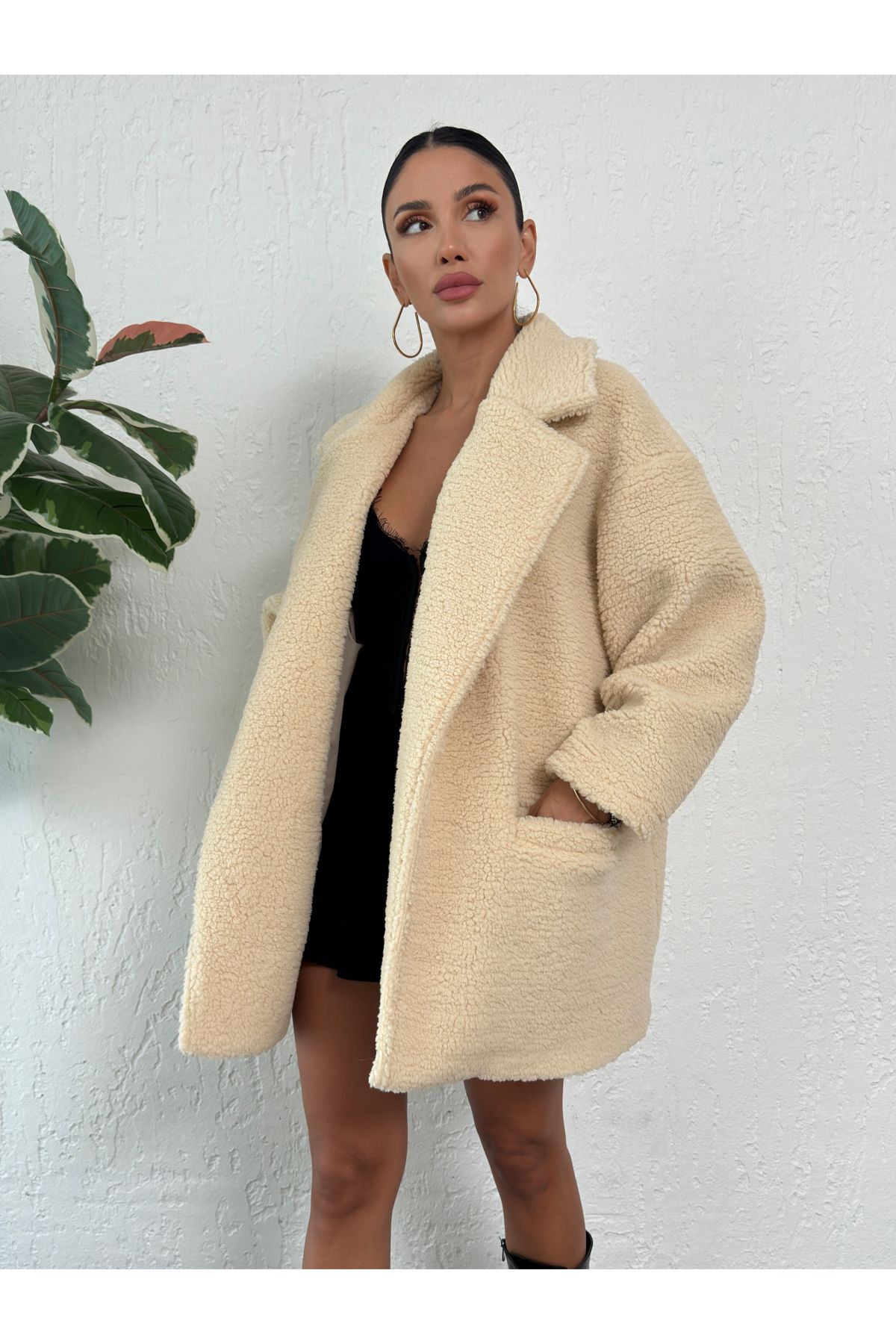 Kruvaze Yaka Çift Cepli Kapamasız Oversize Bej Kadın Peluş Ceket Kruvaze Yaka Çift Cepli Kapamasız Oversize Bej Kadın Peluş Ceket