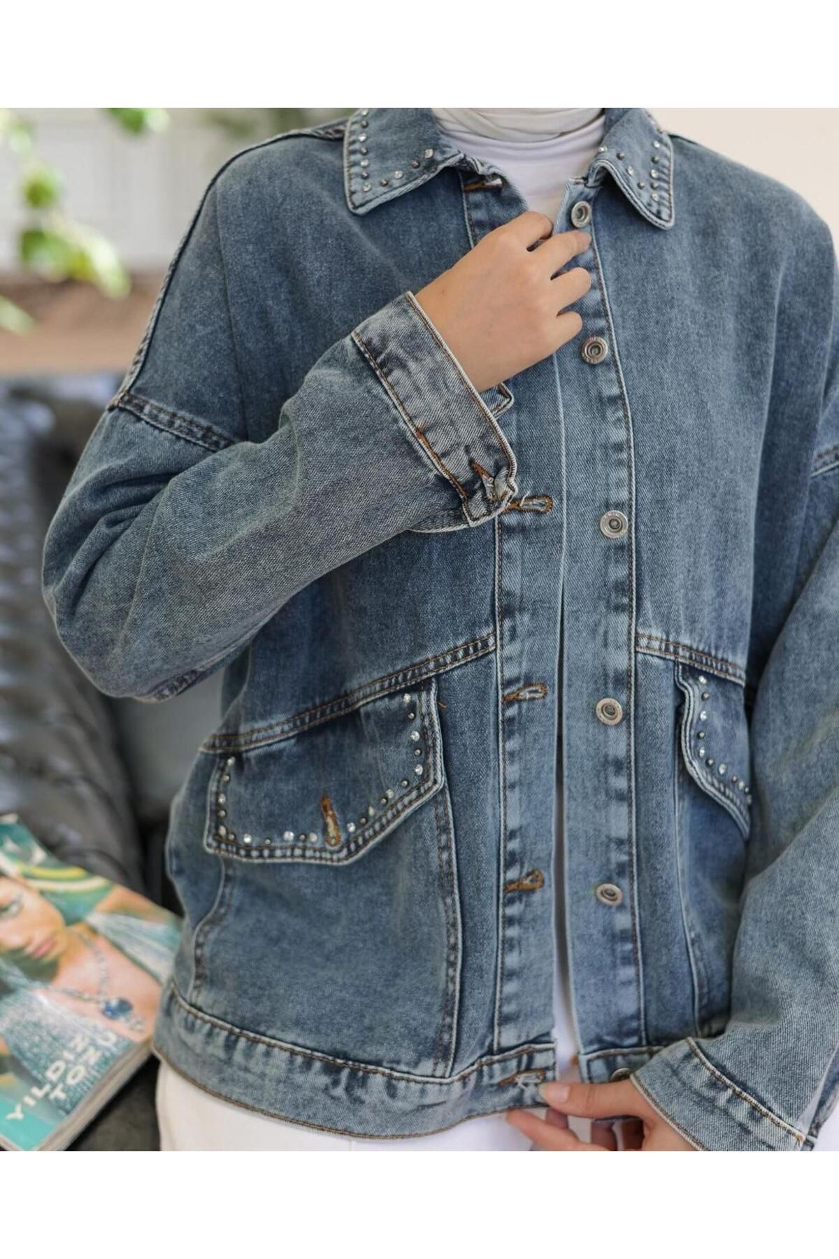 Kadın Taş ve İnci İşlemeli Denim Kot Ceket Mavi Kadın Taş ve İnci İşlemeli Denim Kot Ceket Mavi