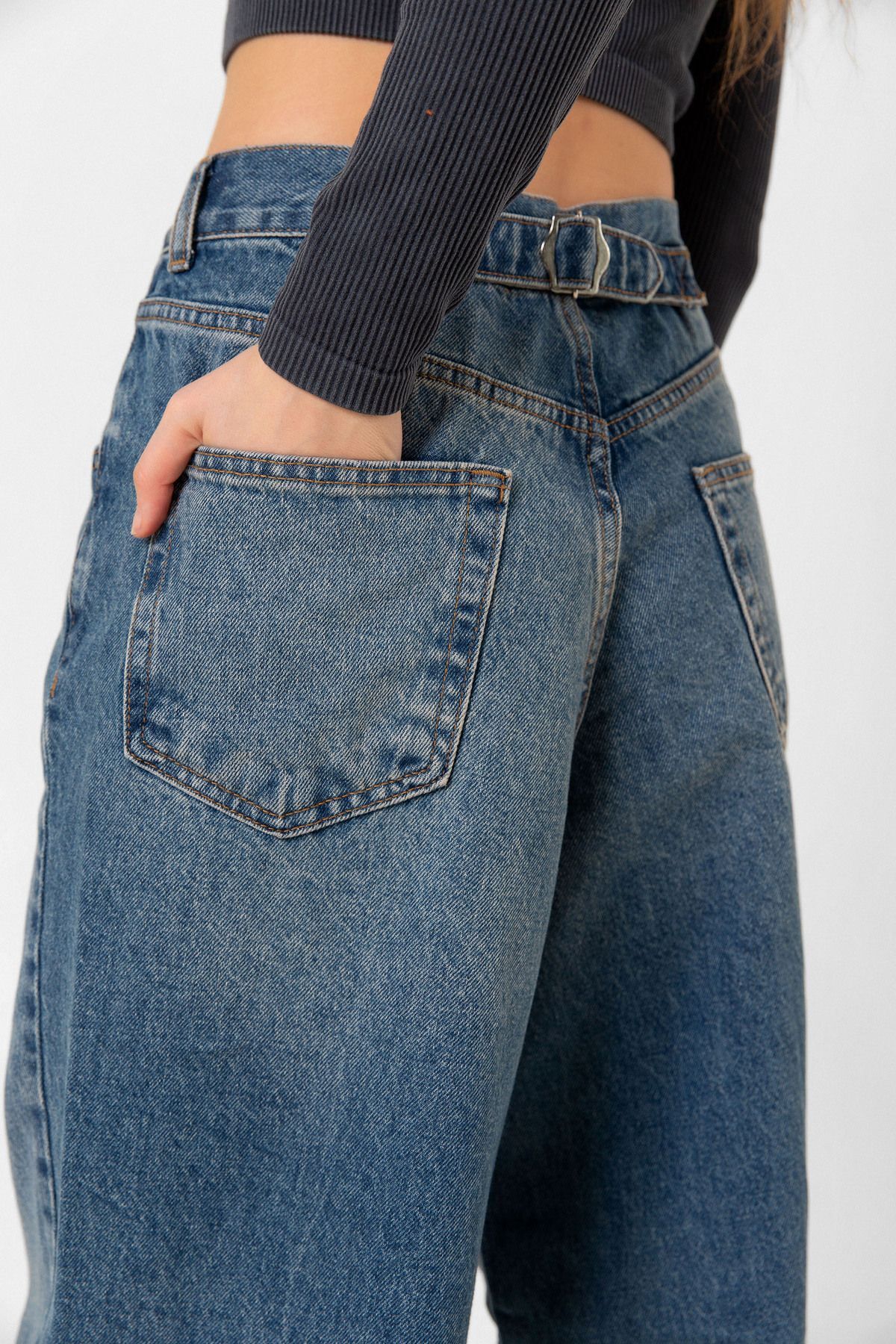 VANE'S Toka Detaylı Bol Kesim Geniş Paça Rahat Baggy Jean Kot Salaş Kadın Pantolon VANE'S Toka Detaylı Bol Kesim Geniş Paça Rahat Baggy Jean Kot Salaş Kadın Pantolon