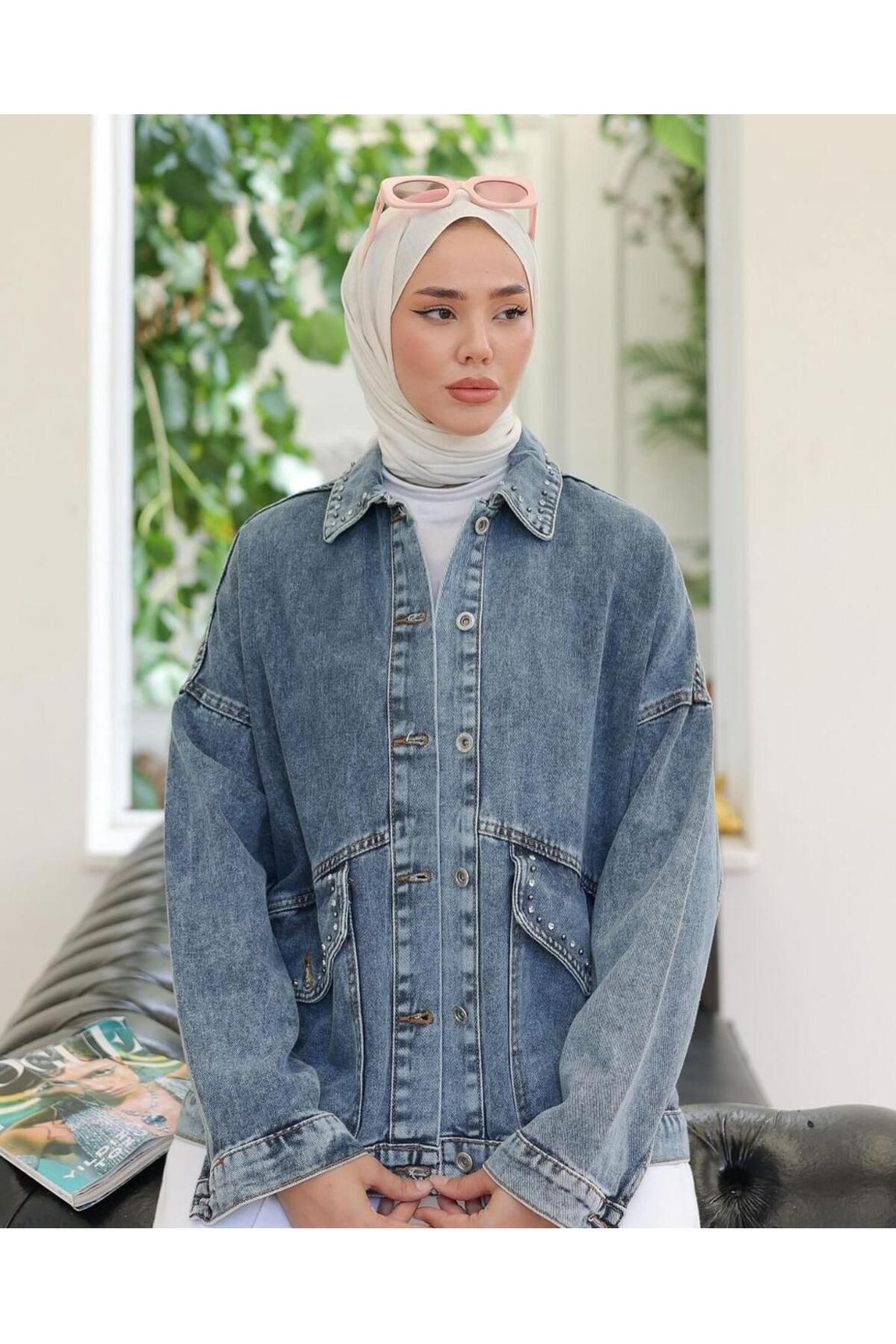 Kadın Taş ve İnci İşlemeli Denim Kot Ceket Mavi Kadın Taş ve İnci İşlemeli Denim Kot Ceket Mavi