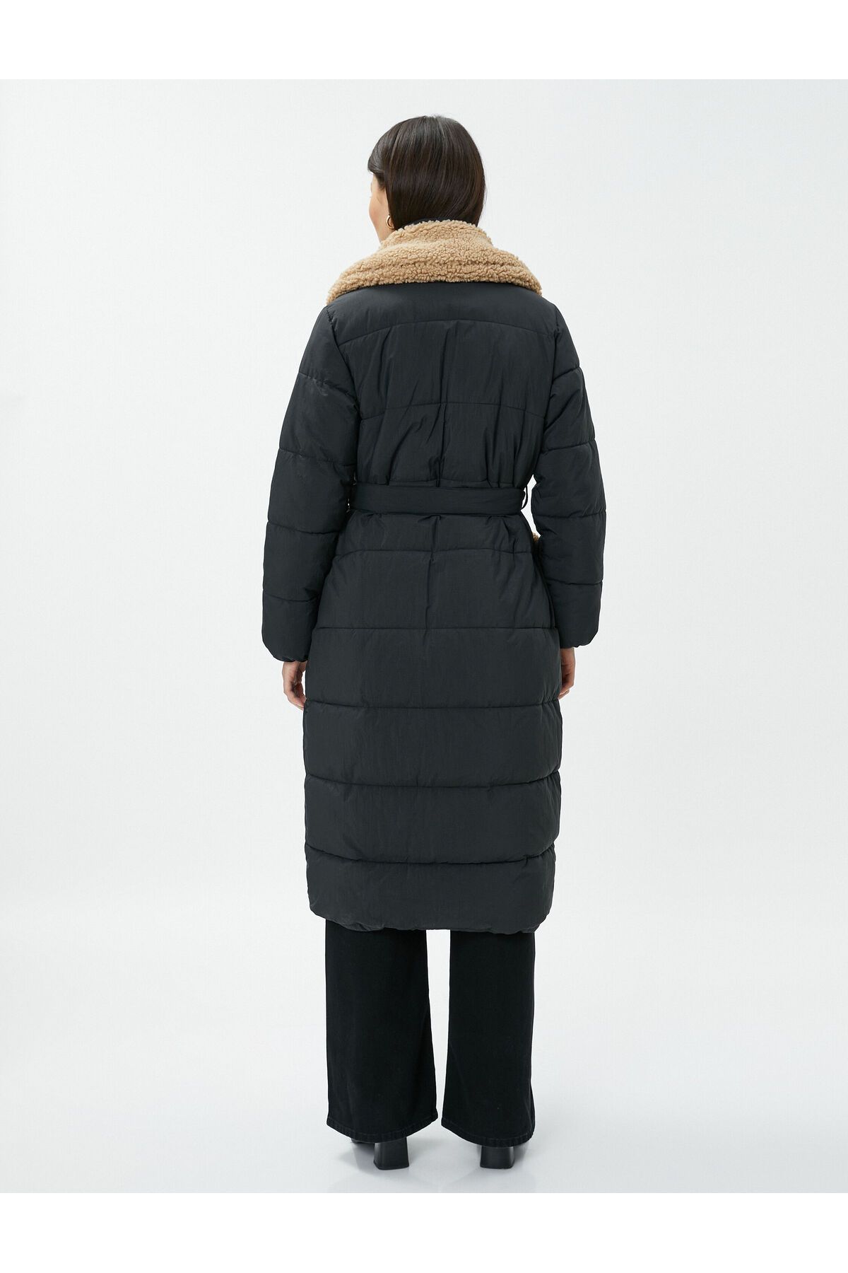 Uzun Şişme Mont Kemerli Peluş Detaylı Uzun Şişme Mont Kemerli Peluş Detaylı