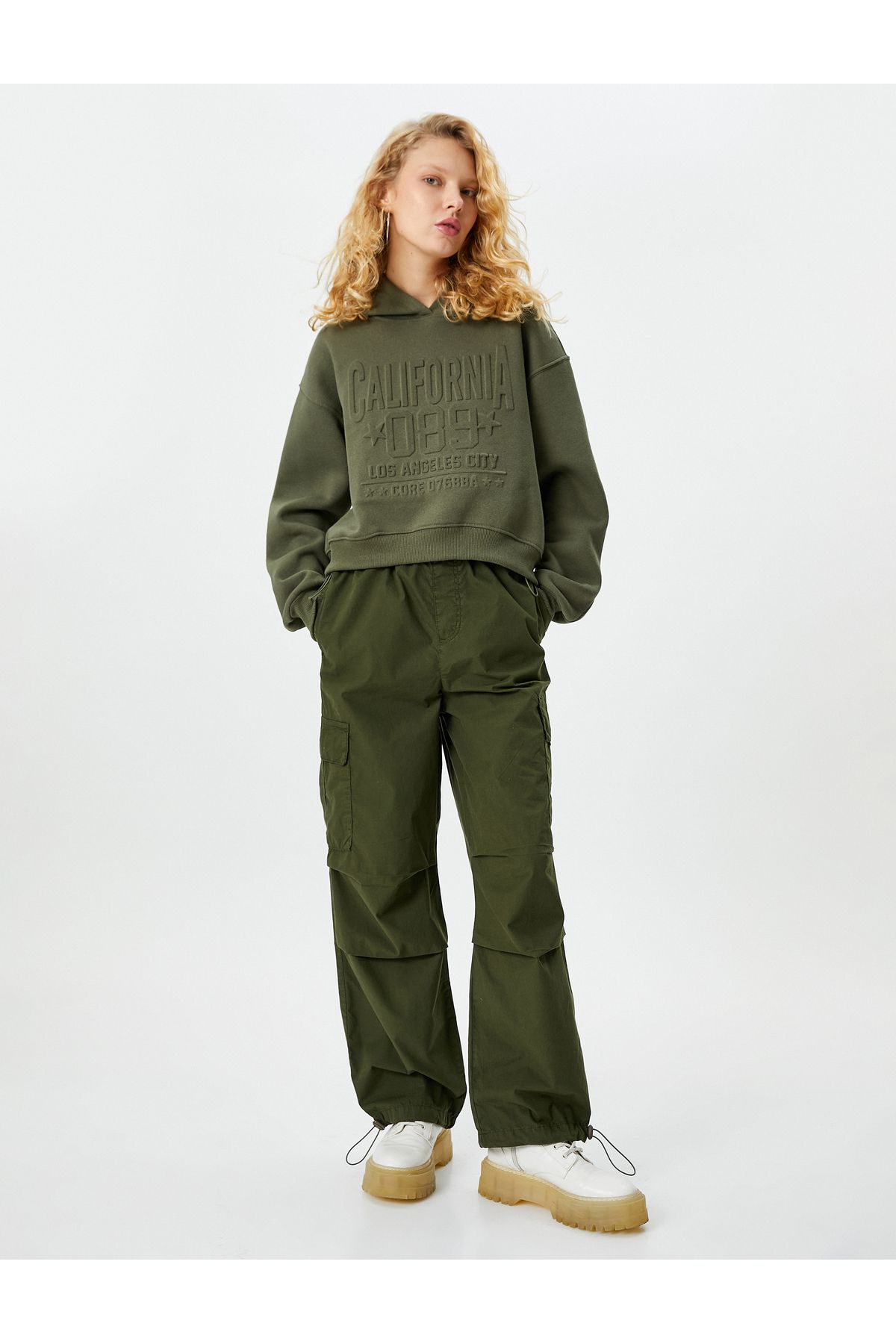 Paraşüt Pantolon Oversize Kargo Cepli Beli ve Paçaları Lastikli Pamuklu Paraşüt Pantolon Oversize Kargo Cepli Beli ve Paçaları Lastikli Pamuklu