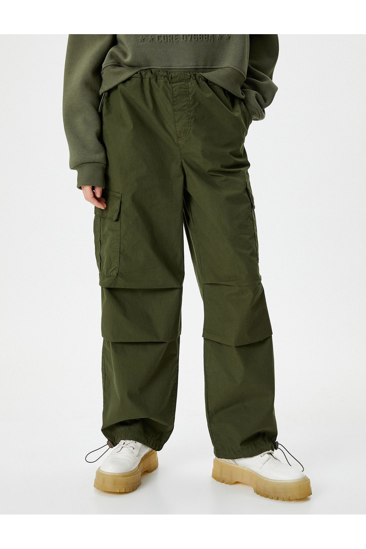 Paraşüt Pantolon Oversize Kargo Cepli Beli ve Paçaları Lastikli Pamuklu Paraşüt Pantolon Oversize Kargo Cepli Beli ve Paçaları Lastikli Pamuklu