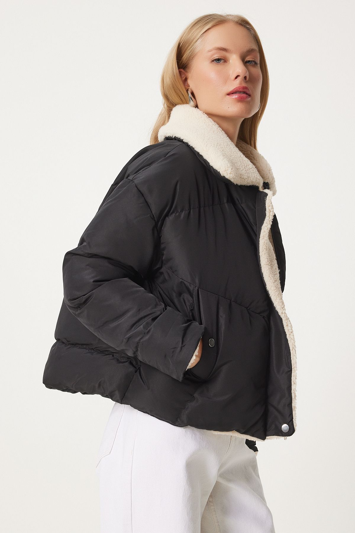 Kadın Siyah Peluş Detaylı Şişme Mont NT00431