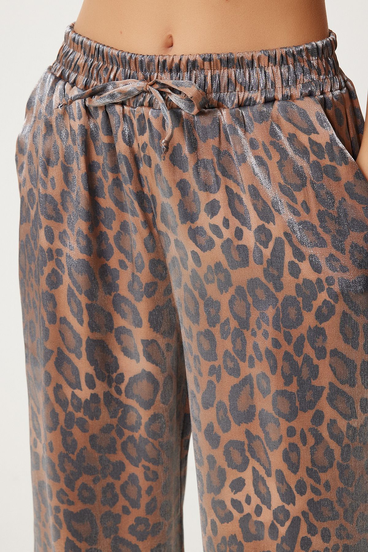 Kadın Siyah Bej Leopar Desenli Parlak Yüzeyli Bol Pantolon AN00209 Kadın Siyah Bej Leopar Desenli Parlak Yüzeyli Bol Pantolon AN00209