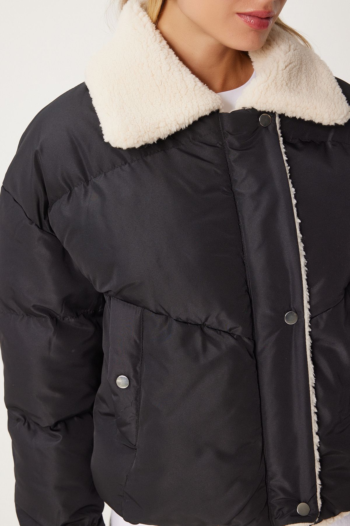 Kadın Siyah Peluş Detaylı Şişme Mont NT00431