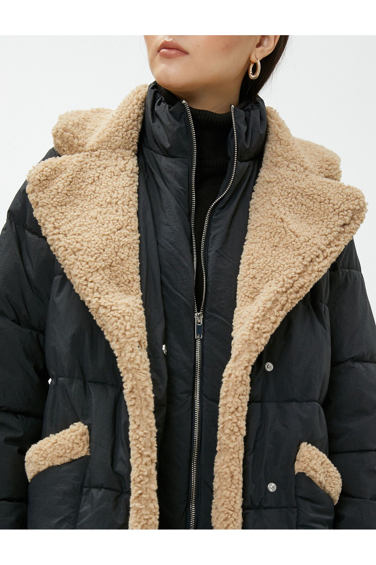 Uzun Şişme Mont Kemerli Peluş Detaylı Uzun Şişme Mont Kemerli Peluş Detaylı