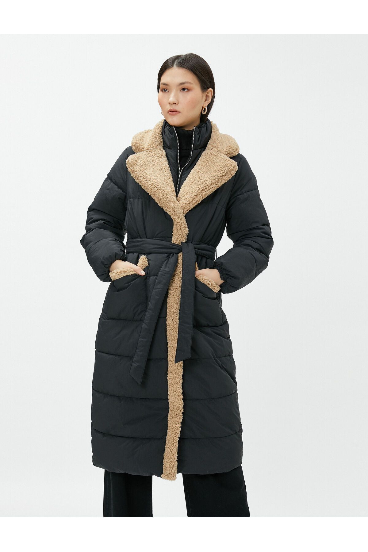 Uzun Şişme Mont Kemerli Peluş Detaylı Uzun Şişme Mont Kemerli Peluş Detaylı