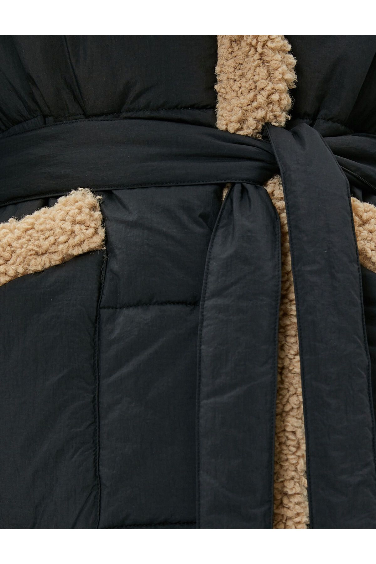 Uzun Şişme Mont Kemerli Peluş Detaylı Uzun Şişme Mont Kemerli Peluş Detaylı