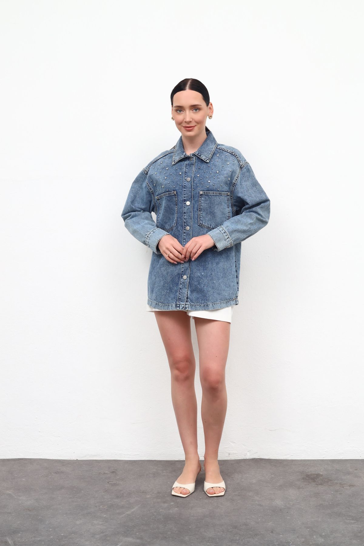 Kadın Taş Detaylı Denim Ceket Mavi Kadın Taş Detaylı Denim Ceket Mavi