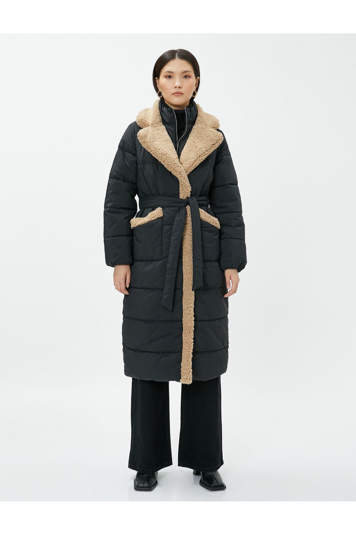 Uzun Şişme Mont Kemerli Peluş Detaylı Uzun Şişme Mont Kemerli Peluş Detaylı