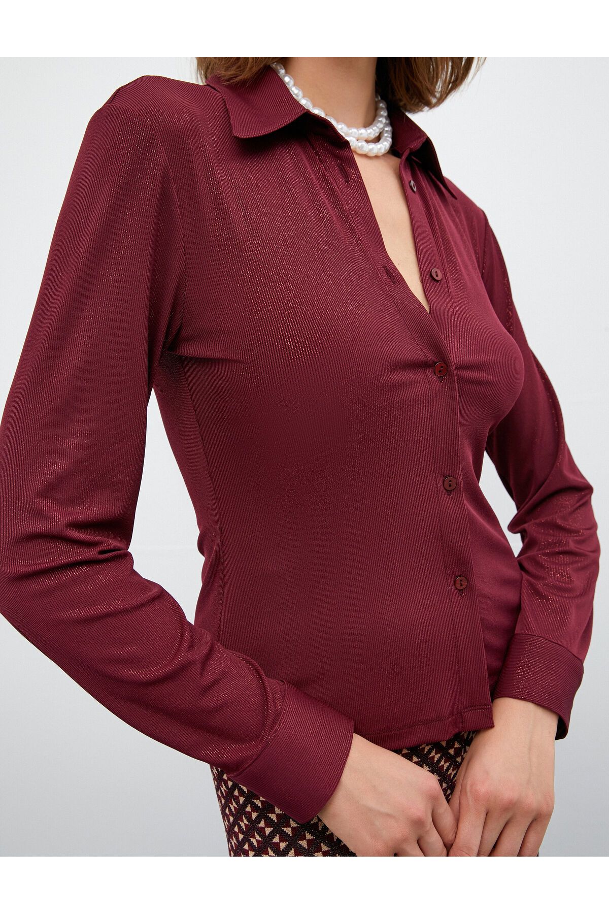 Melis Ağazat X Koton - Uzun Kollu Düğmeli Simli Gömlek Melis Ağazat X Koton - Uzun Kollu Düğmeli Simli Gömlek