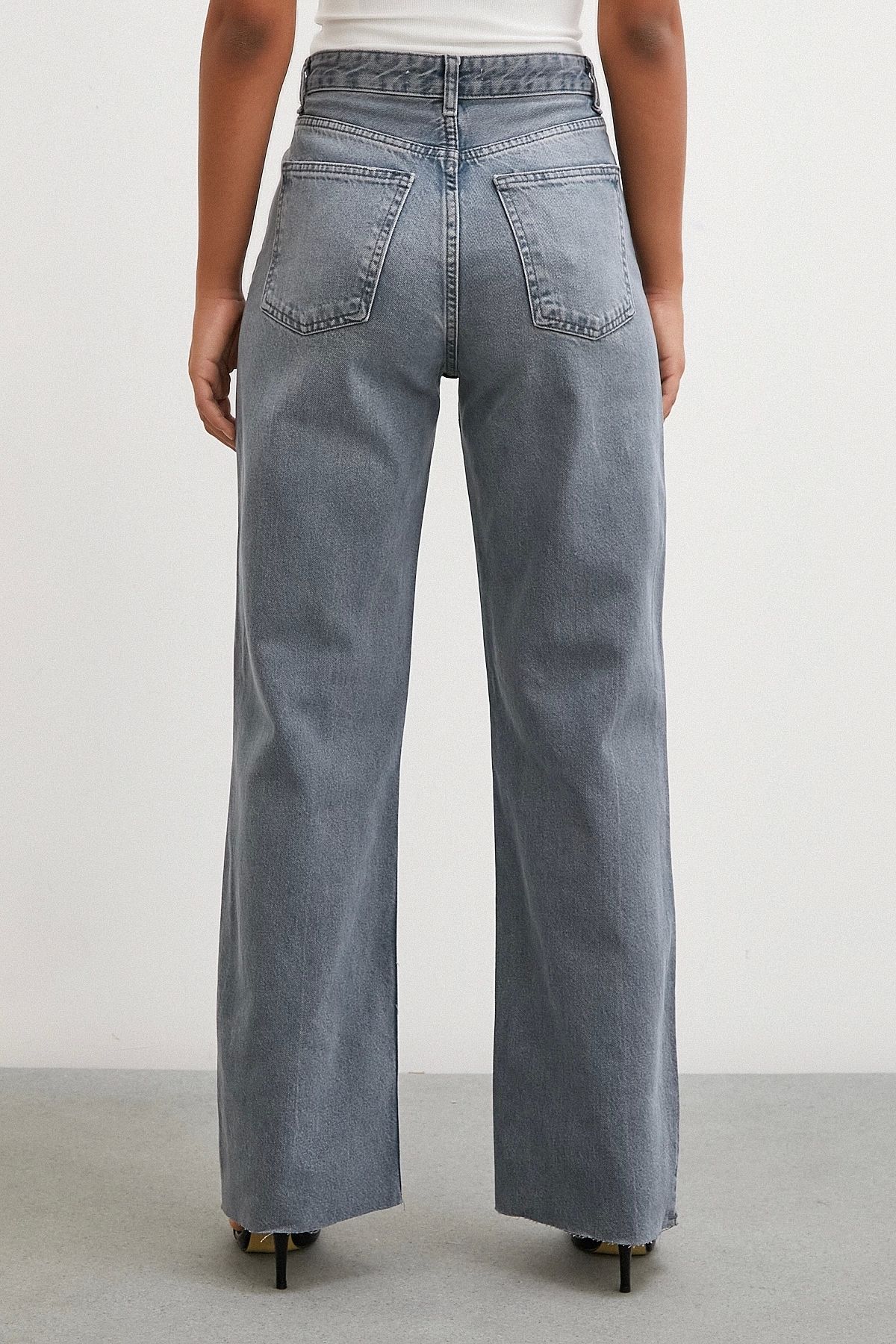 Yüksek Bel Kesik Paça Wide Leg Jean Gri Yüksek Bel Kesik Paça Wide Leg Jean Gri