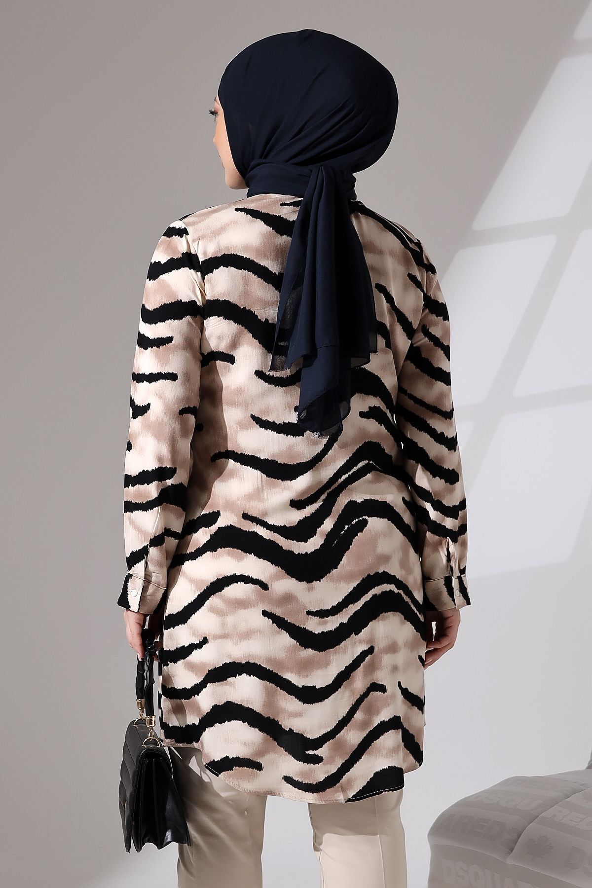 Viskon Tunik Sarmal Zebra Desen Düğmeli Tunik Pamuklu Tunik Diz Üstü Tunik Viskon Tunik Sarmal Zebra Desen Düğmeli Tunik Pamuklu Tunik Diz Üstü Tunik
