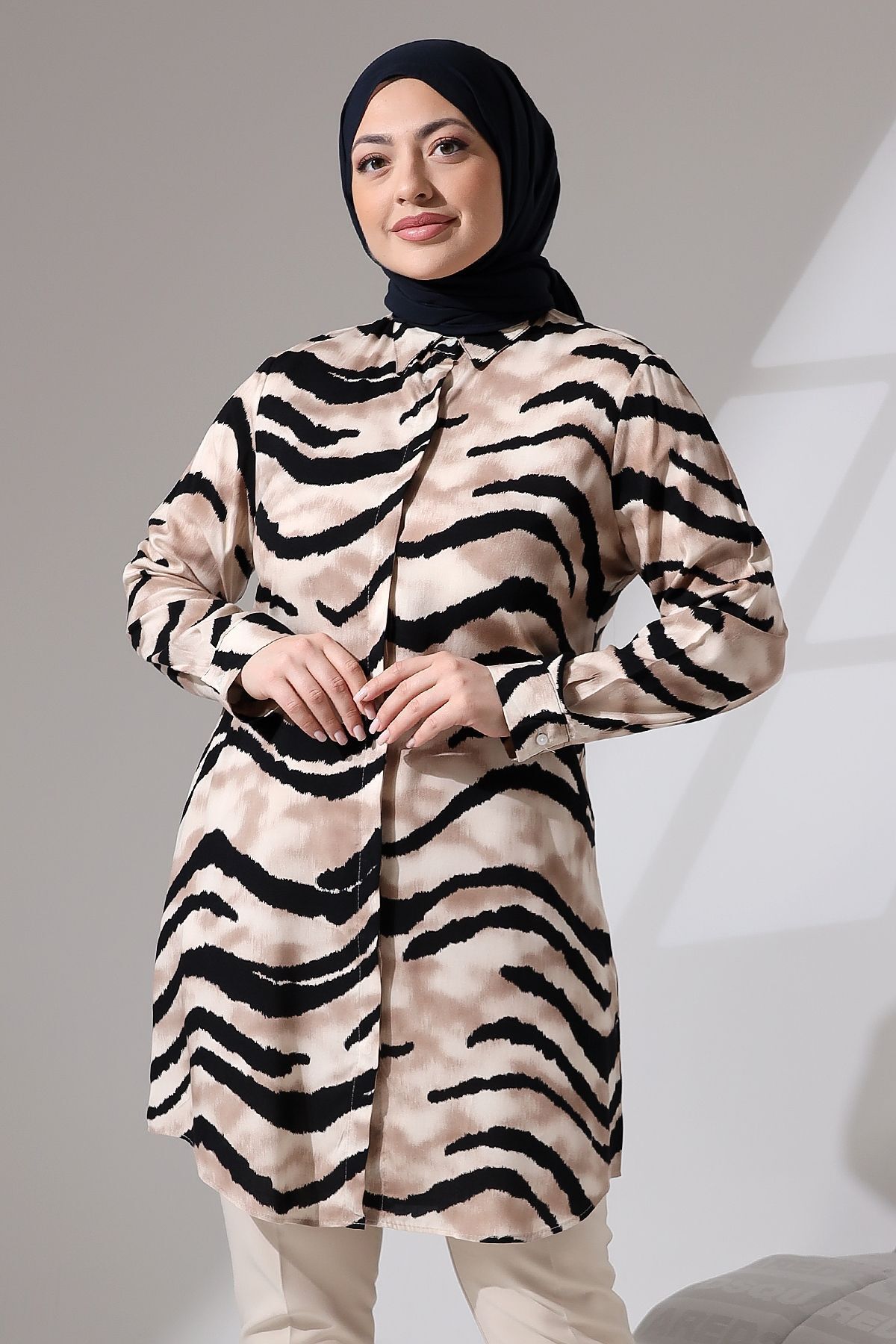 Viskon Tunik Sarmal Zebra Desen Düğmeli Tunik Pamuklu Tunik Diz Üstü Tunik Viskon Tunik Sarmal Zebra Desen Düğmeli Tunik Pamuklu Tunik Diz Üstü Tunik