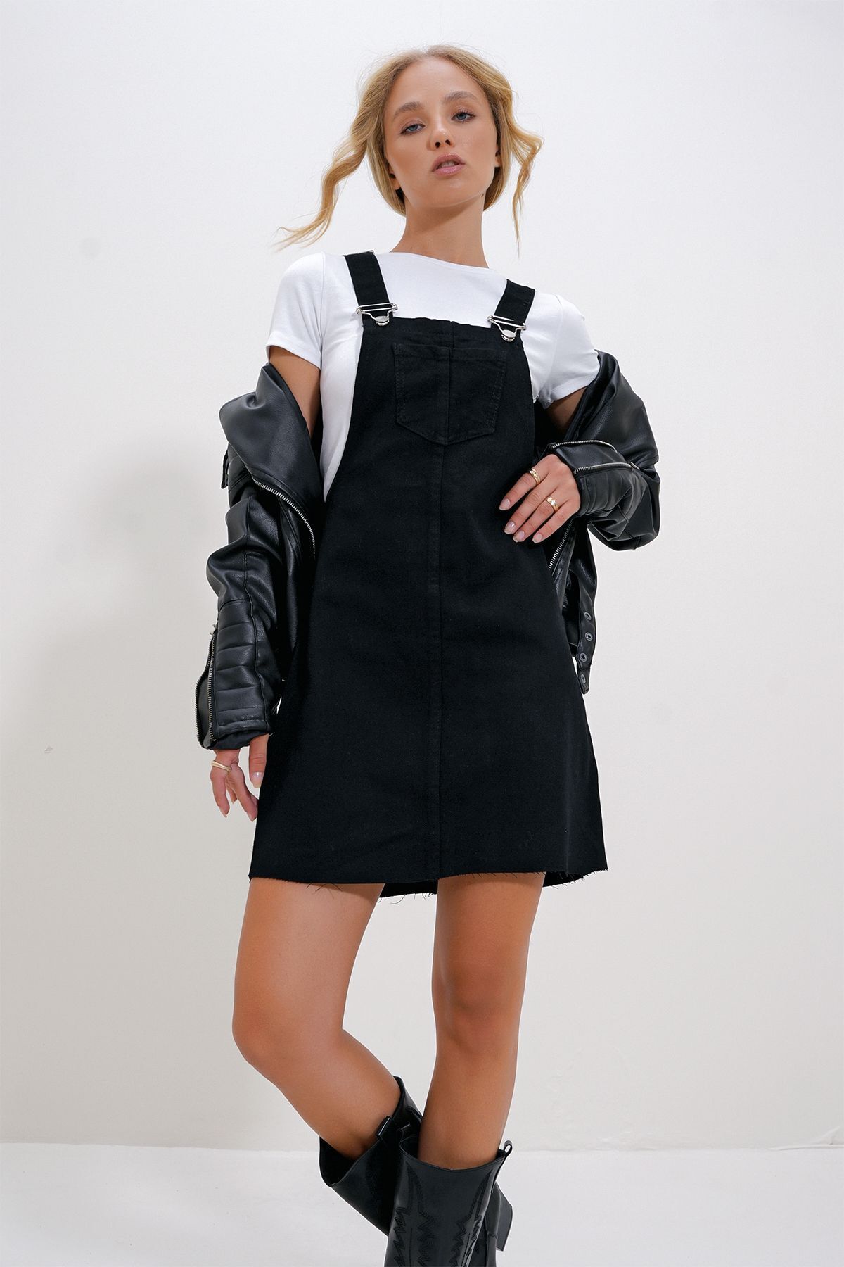 Kadın Siyah Askılı Cepli Jean Salopet ALC-X6193 Kadın Siyah Askılı Cepli Jean Salopet ALC-X6193