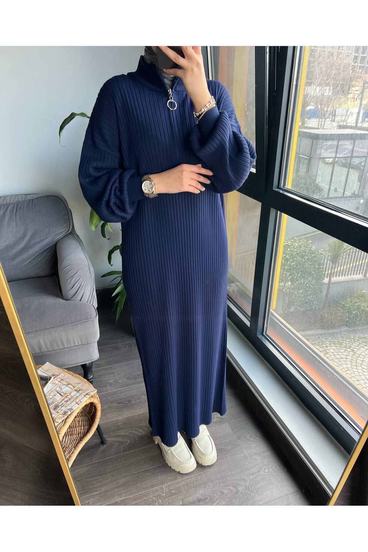 Oversize Bol Kesim Fermuar Yaka Fitilli Triko Tesettür Elbise 38-44 Beden Arası Oversize Bol Kesim Fermuar Yaka Fitilli Triko Tesettür Elbise 38-44 Beden Arası