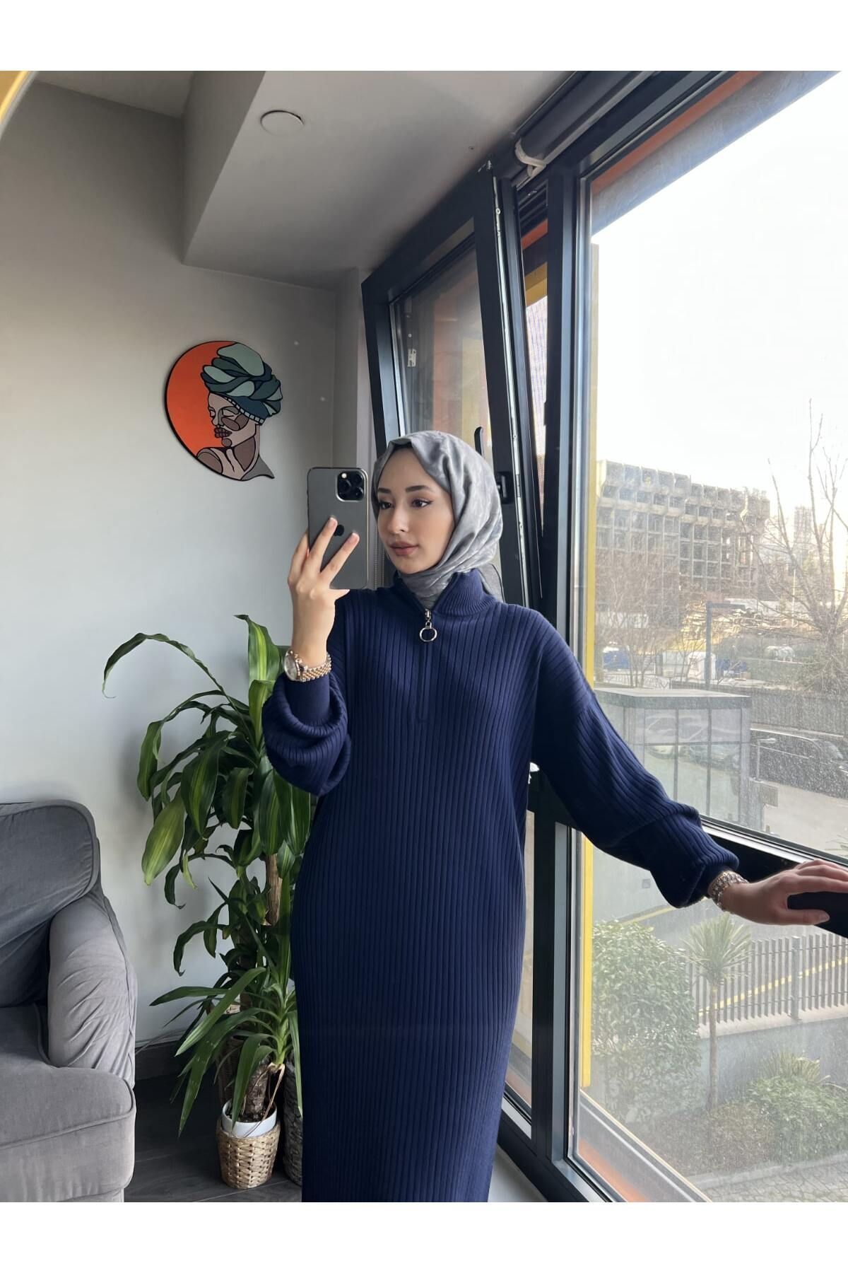 Oversize Bol Kesim Fermuar Yaka Fitilli Triko Tesettür Elbise 38-44 Beden Arası Oversize Bol Kesim Fermuar Yaka Fitilli Triko Tesettür Elbise 38-44 Beden Arası