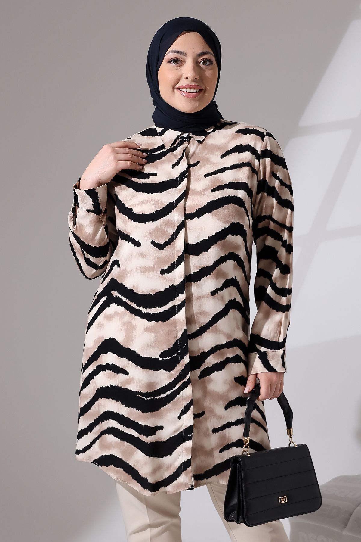 Viskon Tunik Sarmal Zebra Desen Düğmeli Tunik Pamuklu Tunik Diz Üstü Tunik Viskon Tunik Sarmal Zebra Desen Düğmeli Tunik Pamuklu Tunik Diz Üstü Tunik