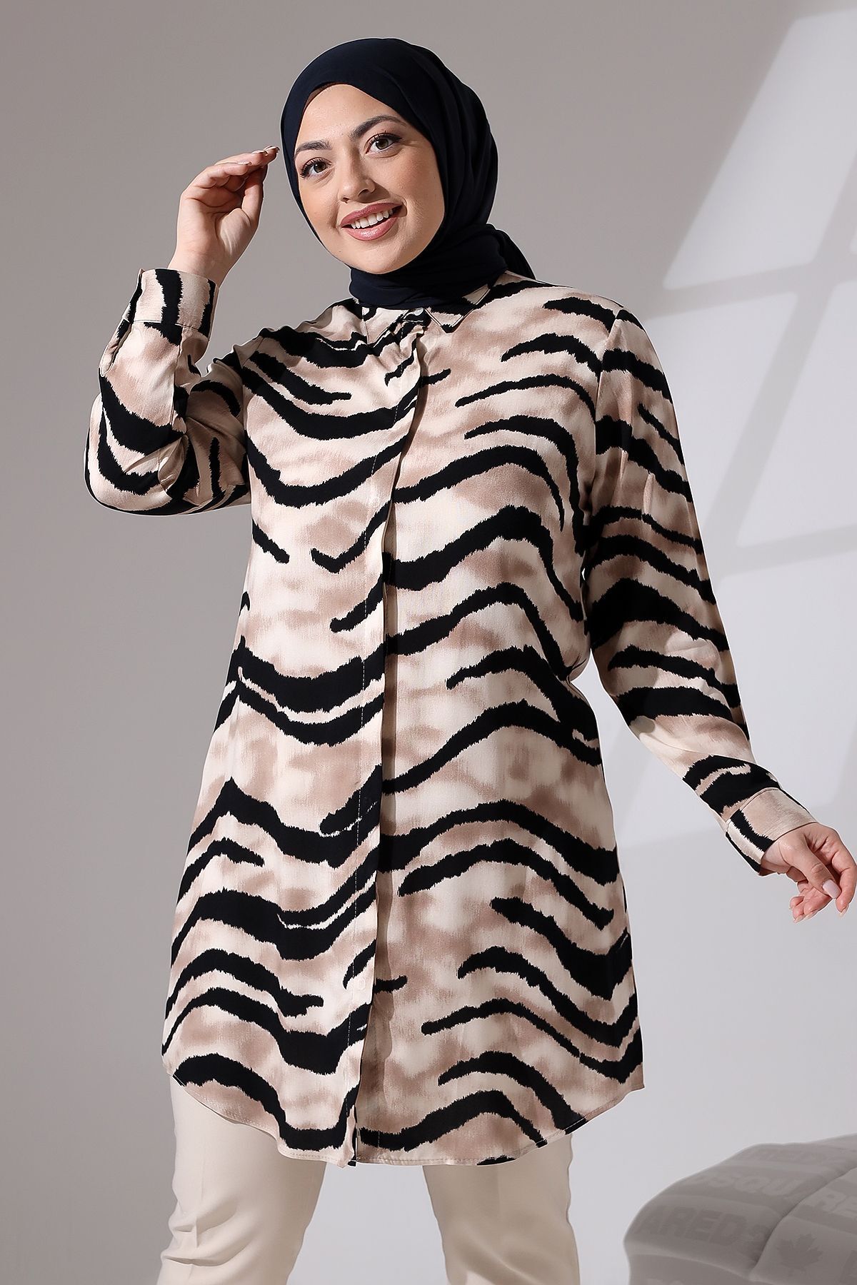 Viskon Tunik Sarmal Zebra Desen Düğmeli Tunik Pamuklu Tunik Diz Üstü Tunik Viskon Tunik Sarmal Zebra Desen Düğmeli Tunik Pamuklu Tunik Diz Üstü Tunik