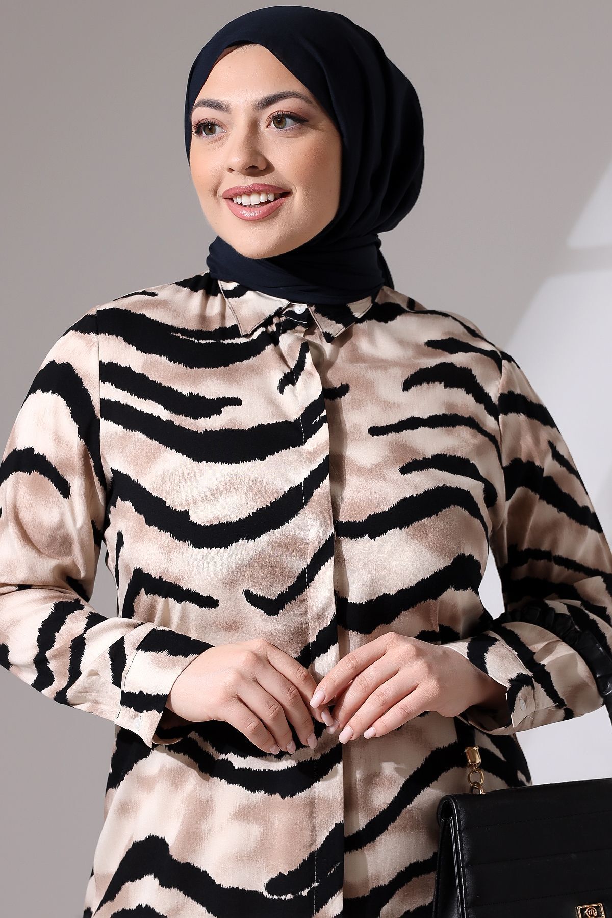 Viskon Tunik Sarmal Zebra Desen Düğmeli Tunik Pamuklu Tunik Diz Üstü Tunik Viskon Tunik Sarmal Zebra Desen Düğmeli Tunik Pamuklu Tunik Diz Üstü Tunik