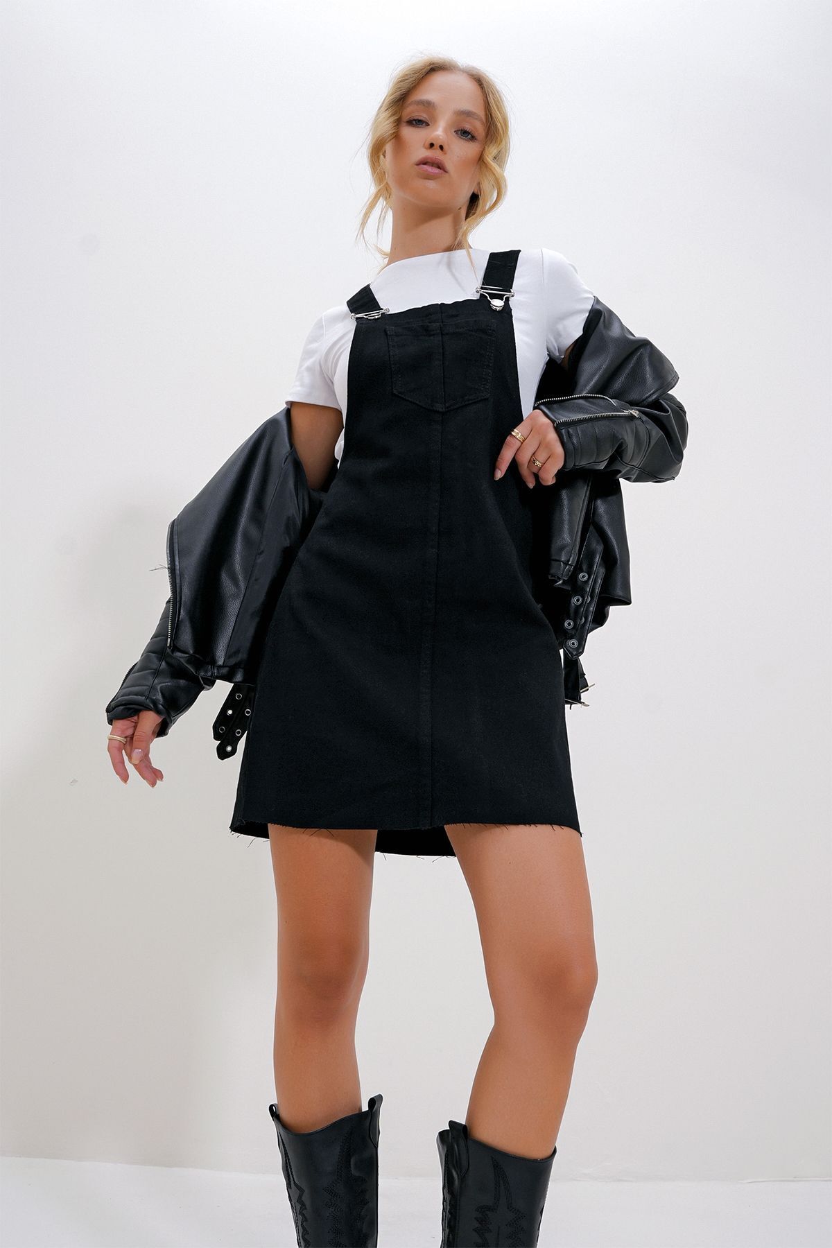 Kadın Siyah Askılı Cepli Jean Salopet ALC-X6193 Kadın Siyah Askılı Cepli Jean Salopet ALC-X6193