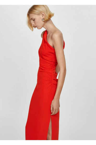 Yan yırtmaçlı asimetrik elbise