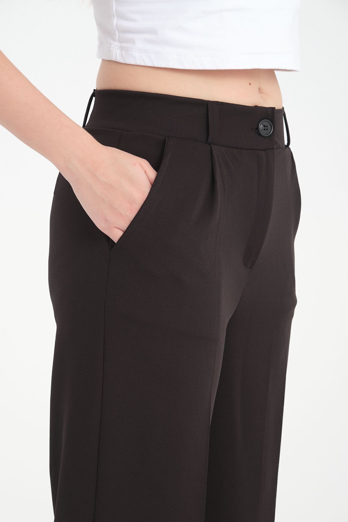 Kadın Siyah Çift Cepli Liğralı Kemer Lastik Detaylı Fermuarlı Yüksek Bel Krep Stil Pantolon. Kadın Siyah Çift Cepli Liğralı Kemer Lastik Detaylı Fermuarlı Yüksek Bel Krep Stil Pantolon.