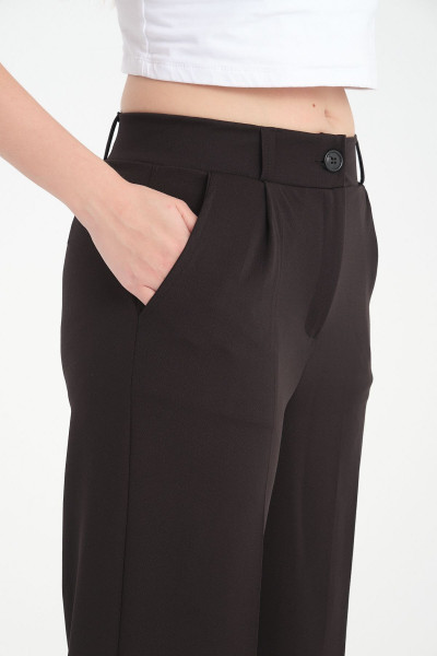 Kadın Siyah Çift Cepli Liğralı Kemer Lastik Detaylı Fermuarlı Yüksek Bel Krep Stil Pantolon. Kadın Siyah Çift Cepli Liğralı Kemer Lastik Detaylı Fermuarlı Yüksek Bel Krep Stil Pantolon.