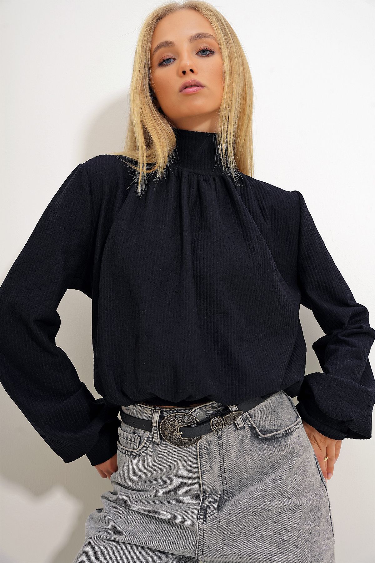 Kadın Siyah Yarım Balıkçı Önü Büzgülü Manşet Kollu Bluz ALC-X12491 Kadın Siyah Yarım Balıkçı Önü Büzgülü Manşet Kollu Bluz ALC-X12491