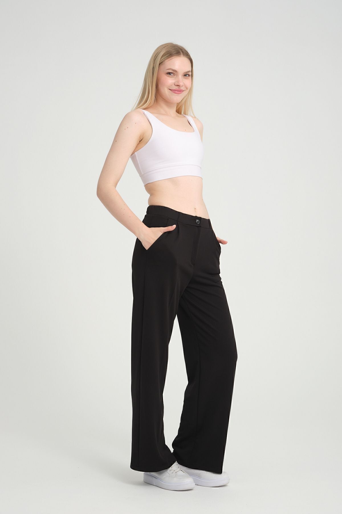 Kadın Siyah Çift Cepli Liğralı Kemer Lastik Detaylı Fermuarlı Yüksek Bel Krep Stil Pantolon. Kadın Siyah Çift Cepli Liğralı Kemer Lastik Detaylı Fermuarlı Yüksek Bel Krep Stil Pantolon.