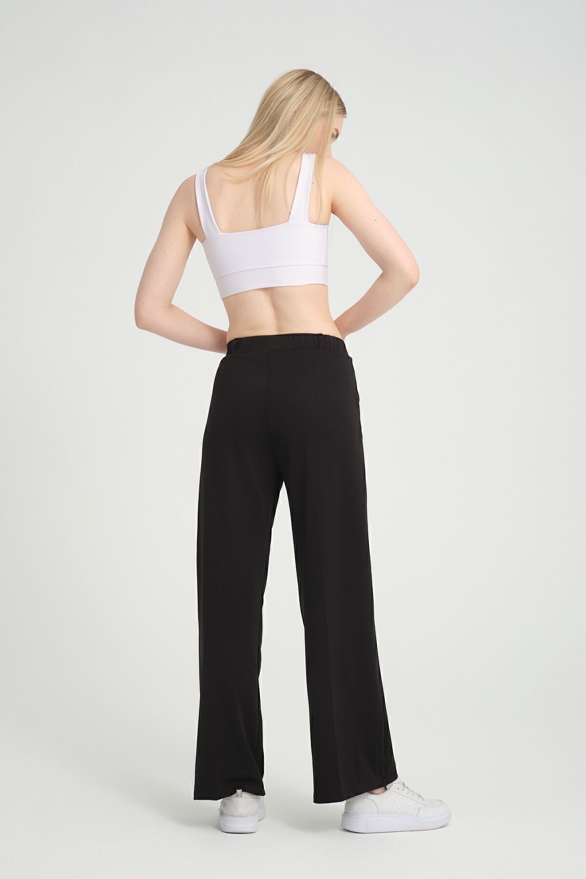 Kadın Siyah Çift Cepli Liğralı Kemer Lastik Detaylı Fermuarlı Yüksek Bel Krep Stil Pantolon. Kadın Siyah Çift Cepli Liğralı Kemer Lastik Detaylı Fermuarlı Yüksek Bel Krep Stil Pantolon.