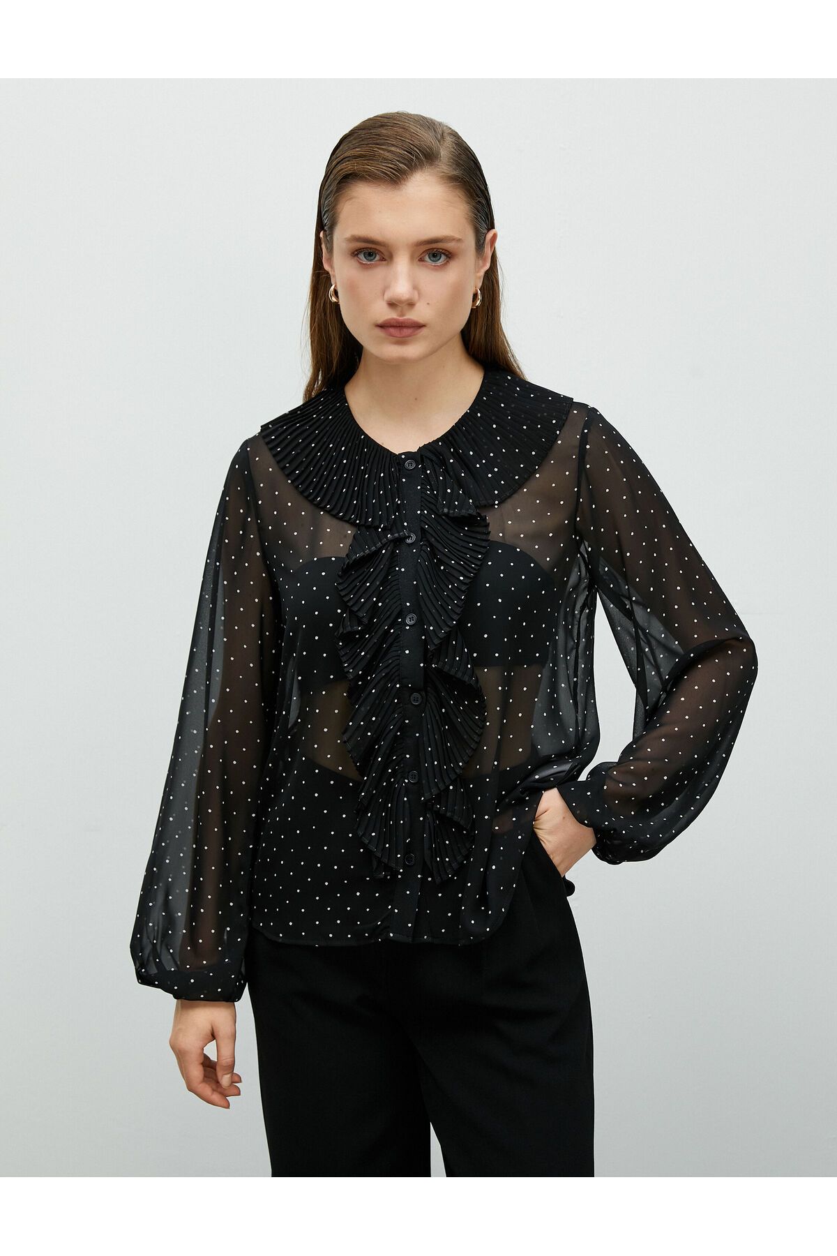 Şifon Gömlek Fırfırlı Bebe Yaka Düğmeli Puantiyeli Balon Kollu Şifon Gömlek Fırfırlı Bebe Yaka Düğmeli Puantiyeli Balon Kollu