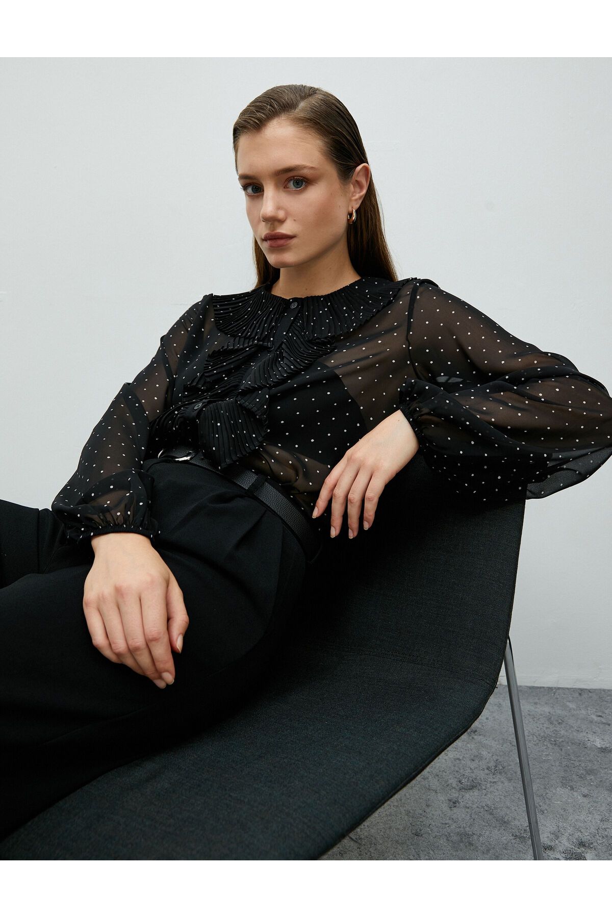 Şifon Gömlek Fırfırlı Bebe Yaka Düğmeli Puantiyeli Balon Kollu Şifon Gömlek Fırfırlı Bebe Yaka Düğmeli Puantiyeli Balon Kollu